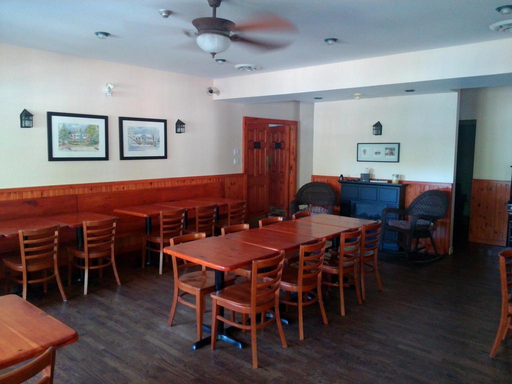 Little Hawk Resort & Marina Algonquin Highlands Exterior photo