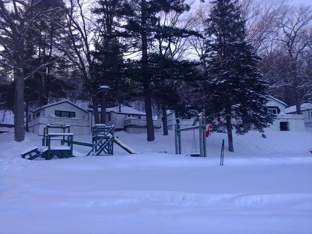 Little Hawk Resort & Marina Algonquin Highlands Exterior photo