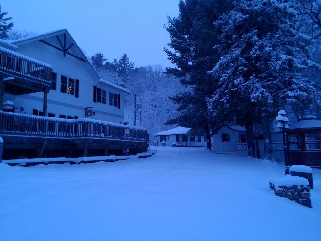 Little Hawk Resort & Marina Algonquin Highlands Exterior photo
