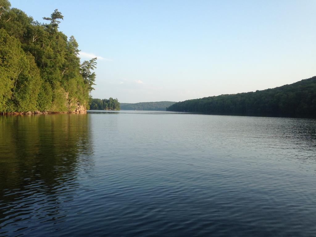Little Hawk Resort & Marina Algonquin Highlands Exterior photo