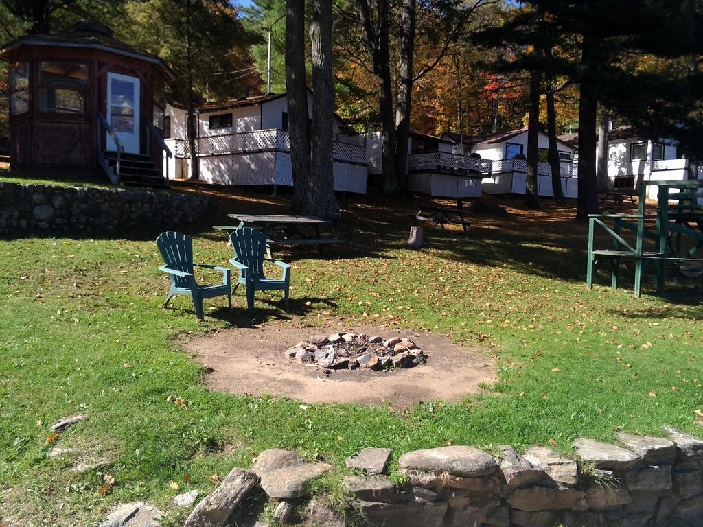 Little Hawk Resort & Marina Algonquin Highlands Exterior photo