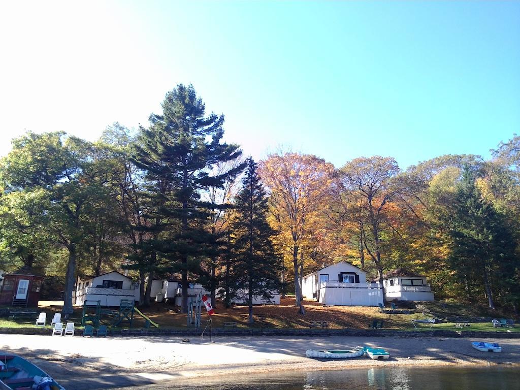 Little Hawk Resort & Marina Algonquin Highlands Exterior photo