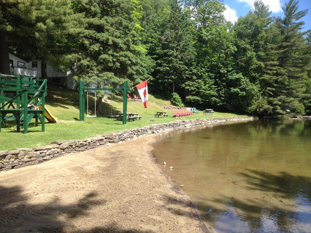 Little Hawk Resort & Marina Algonquin Highlands Exterior photo