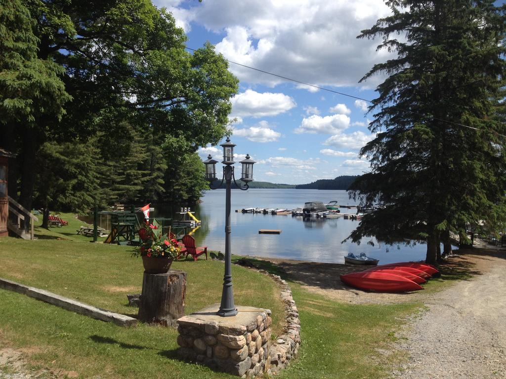 Little Hawk Resort & Marina Algonquin Highlands Exterior photo