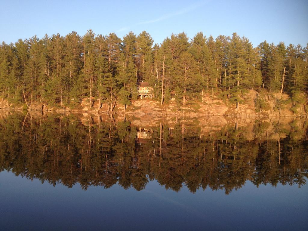 Little Hawk Resort & Marina Algonquin Highlands Exterior photo
