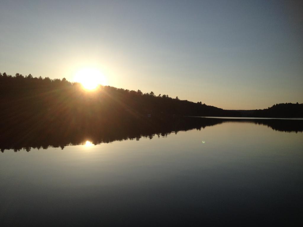Little Hawk Resort & Marina Algonquin Highlands Exterior photo