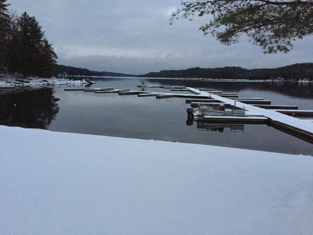Little Hawk Resort & Marina Algonquin Highlands Exterior photo