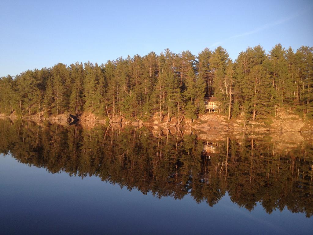 Little Hawk Resort & Marina Algonquin Highlands Exterior photo