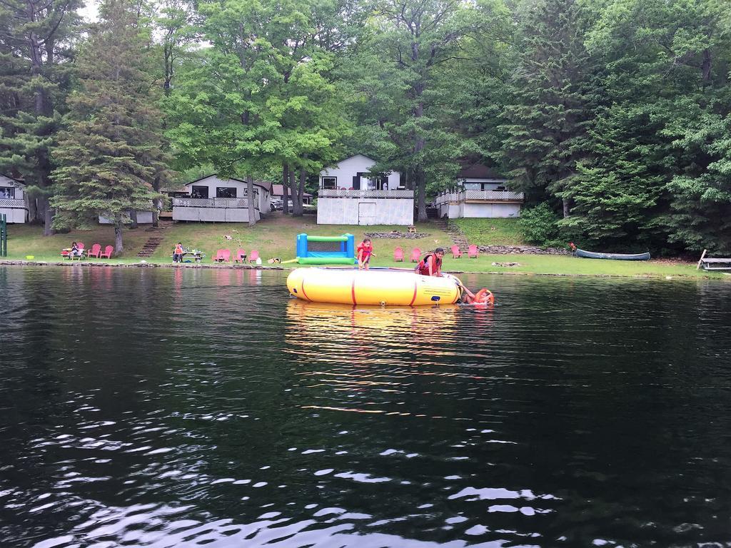 Little Hawk Resort & Marina Algonquin Highlands Exterior photo