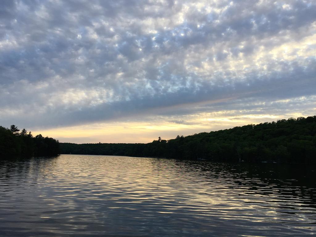 Little Hawk Resort & Marina Algonquin Highlands Exterior photo
