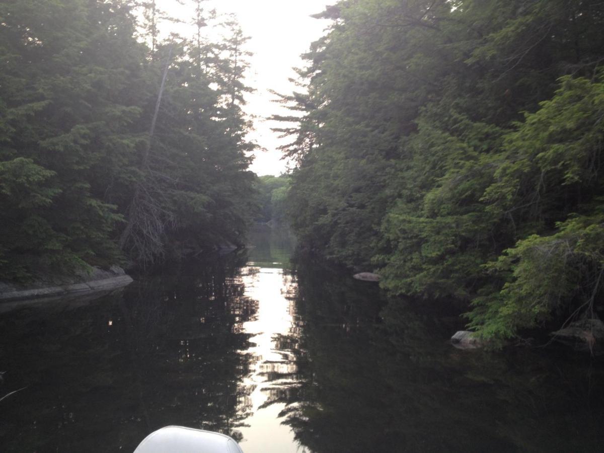 Little Hawk Resort & Marina Algonquin Highlands Exterior photo